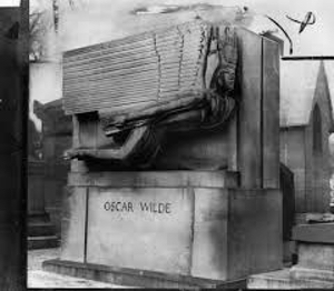 Oscar's tomb as Janet Flanner would have seen it: without the lipstick kisses.