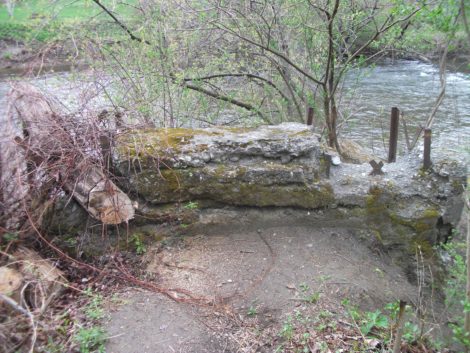 The north abutment is all that remains of a footbridge that once crossed from Lincoln Lane to the south side of the river near Ice Glen. (Bernard Drew photo)
