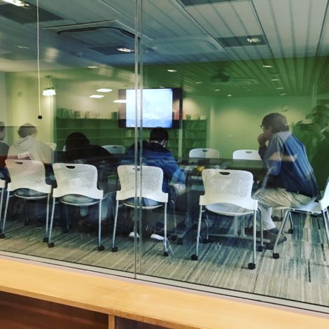 The enclosed 'D Lab' allows classes and seminars to be held independent of other activities in the learning commons.